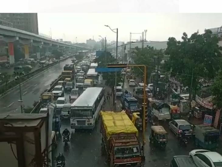 There were lines of vehicles from CTM to Jashoda Nagar.  - Divya Bhaskar