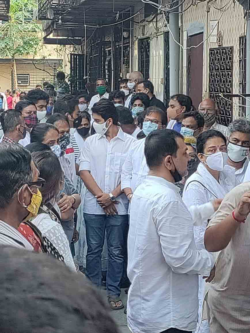 , નટુકાકાની અંતિમ સફર:સ્વામિનારાયણ સંતે ઘનશ્યામ નાયકના મોંમાં તુલસીનું પાન મૂક્યું હતું, અંતિમ યાત્રા તસવીરોમાં, The World Live Breaking News Coverage & Updates IN ENGLISH