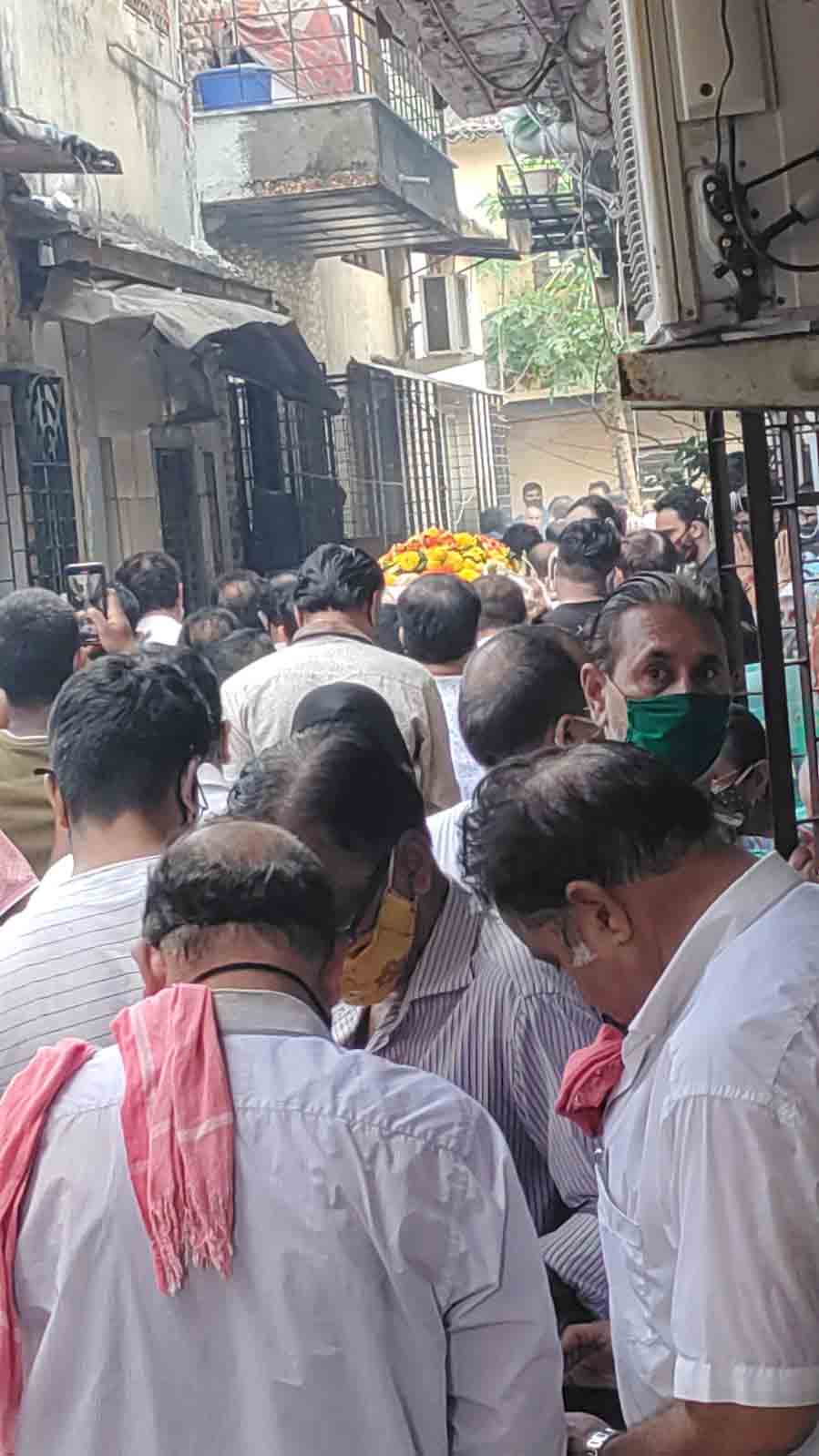 , નટુકાકાની અંતિમ સફર:સ્વામિનારાયણ સંતે ઘનશ્યામ નાયકના મોંમાં તુલસીનું પાન મૂક્યું હતું, અંતિમ યાત્રા તસવીરોમાં, The World Live Breaking News Coverage & Updates IN ENGLISH