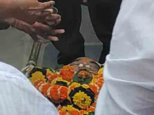, ‘નટુકાકા’ના પરિવારનું આક્રંદ:સ્મશાનમાં બાઘાને જોતાં જ ઘનશ્યામ નાયકની દીકરીએ પોક મૂકી, આસપાસના લોકોની આંખો પણ ભીંજાઈ, The World Live Breaking News Coverage & Updates IN ENGLISH