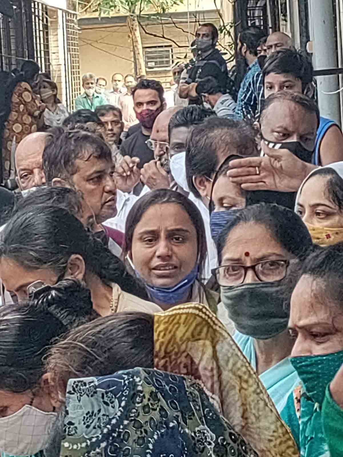 , નટુકાકાની અંતિમ સફર:સ્વામિનારાયણ સંતે ઘનશ્યામ નાયકના મોંમાં તુલસીનું પાન મૂક્યું હતું, અંતિમ યાત્રા તસવીરોમાં, The World Live Breaking News Coverage & Updates IN ENGLISH