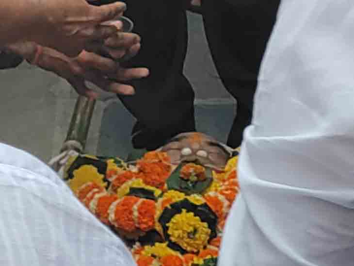 , નટુકાકાની અંતિમ સફર:સ્વામિનારાયણ સંતે ઘનશ્યામ નાયકના મોંમાં તુલસીનું પાન મૂક્યું હતું, અંતિમ યાત્રા તસવીરોમાં, The World Live Breaking News Coverage & Updates IN ENGLISH