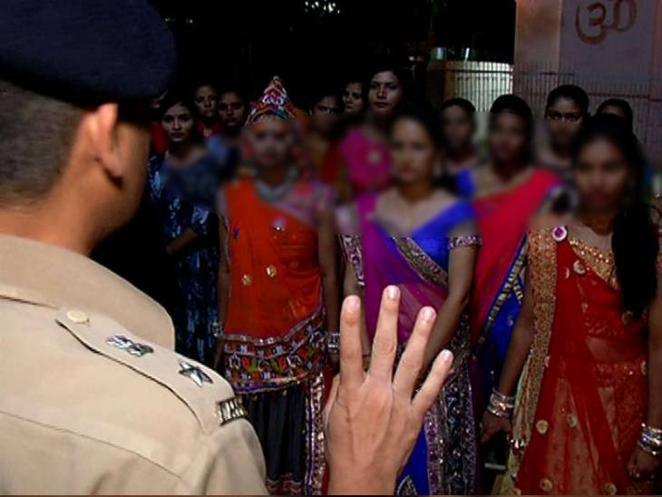 Women police in traditional dress will be deployed at Garba site during  Navratri and will teach Romeo a lesson. | છેડતી કરનારની ખેર નથી:  નવરાત્રિમાં ગરબાના સ્થળે મહિલા પોલીસ ટ્રેડિશ્નલ ...