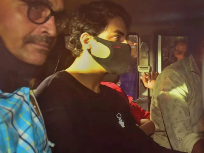 , ક્રૂઝ ડ્રગ્સ પાર્ટી કેસ પાંચમો દિવસ Live:આર્યનની મુશ્કેલી વધી; NCB રિમાન્ડ વધારવાની તૈયારીમાં, મેટ્રોપૉલિટન કોર્ટ પાસે જામીન આપવાનો અધિકાર નથી, The World Live Breaking News Coverage & Updates IN ENGLISH