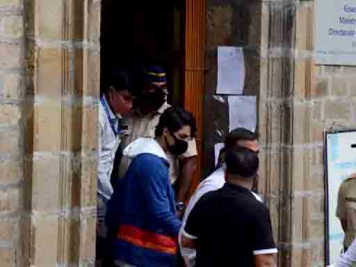 મેડિકલ ટેસ્ટ માટે આર્યનને જેજે હોસ્પિટલ લઈ જવામાં આવ્યો અને ત્યારબાદ તેને આર્થર રોડ જેલમાં મોકલવામાં આવ્યો