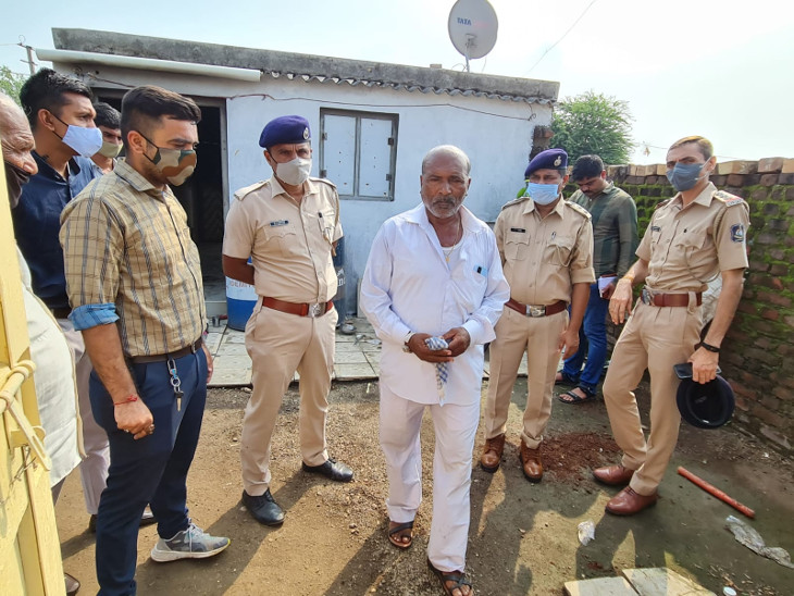 કુવાડવા પોલીસ ઘટનાસ્થળે પહોંચી.
