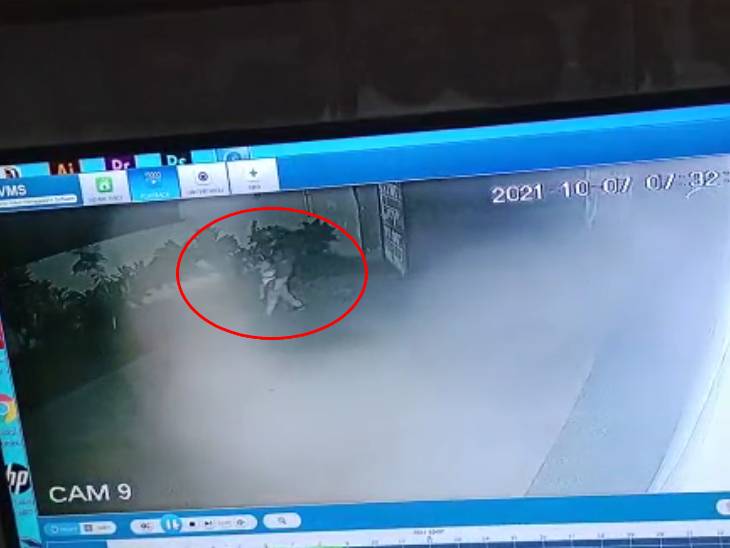 CCTVમાં એક શખસ બાળકને લઈ જતો દેખાય છે.