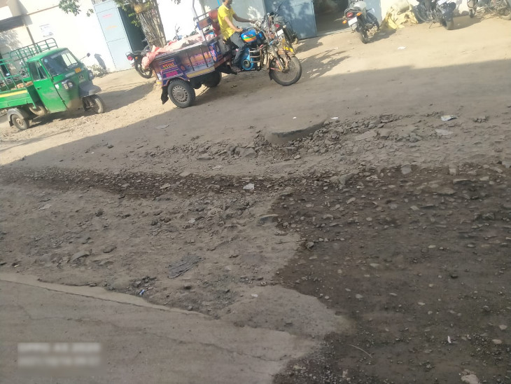 સોમનાથ ઇન્ડસ્ટ્રીઝમાં રસ્તા પર ખાડા જ ખાડા.