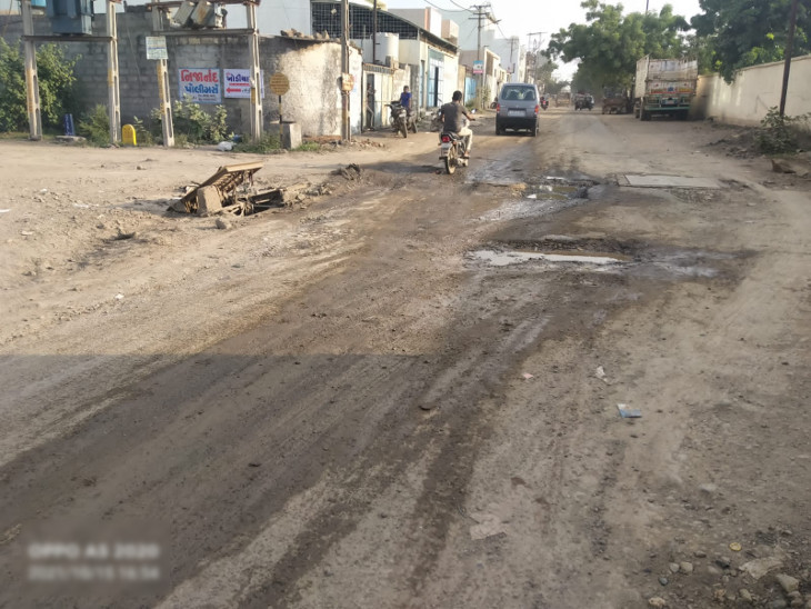 વાવડી વિસ્તારમાં ખાડાથી વાહનચાલકો પરેશાન.