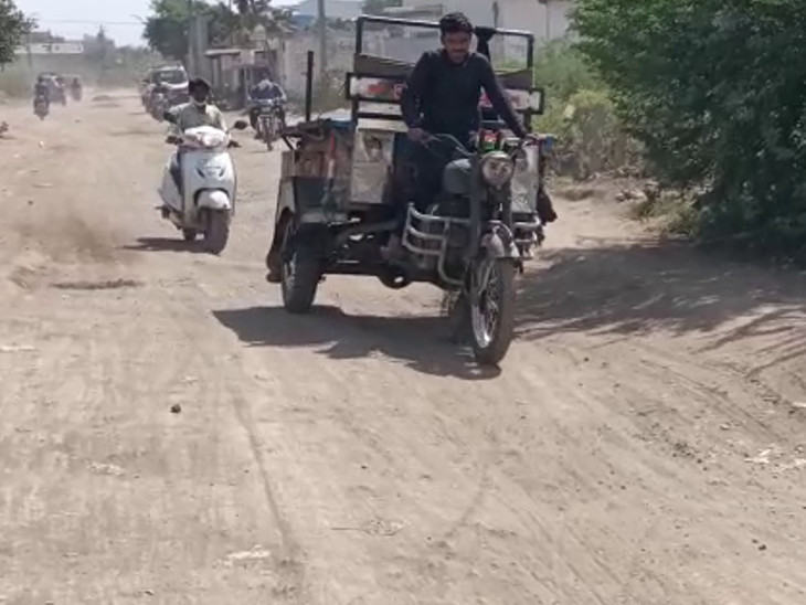 ગોઠણ ઊંડા ખાડાથી વાહનચાલકો હેરાન પરેશાન.