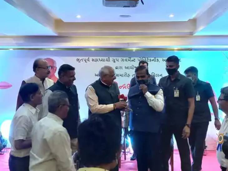 સરકારી પોલિટેક્નિકમાં સાથે ભણેલા સાથીઓ દ્વારા સીએમનો સન્માન સમારોહ.
