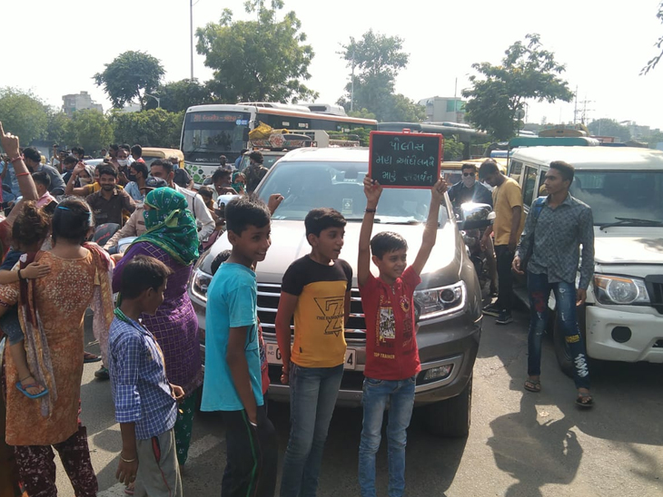 The children took to the streets with plates in their hands as well as boards demanding pay hike.
