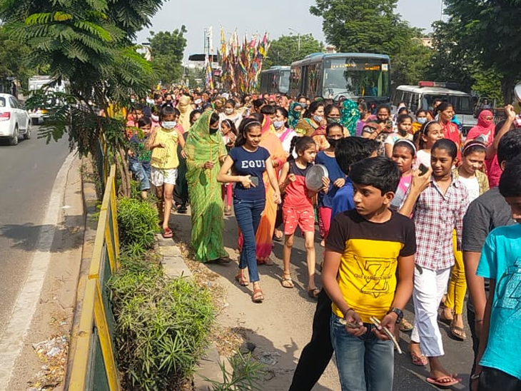 The family of the policemen was seen chanting slogans in different areas of Ahmedabad.