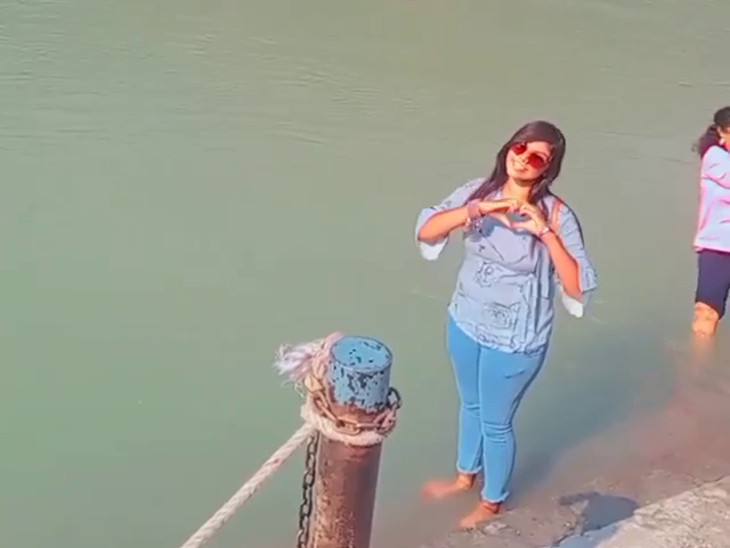 તણાયા પહેલાં નદીકાંઠે સોનલે વીડિયો ઉતાર્યો હતો.