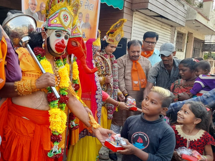 દેવી-દેવતાના રૂપમાં બાળકોને ગિફ્ટ આપી.