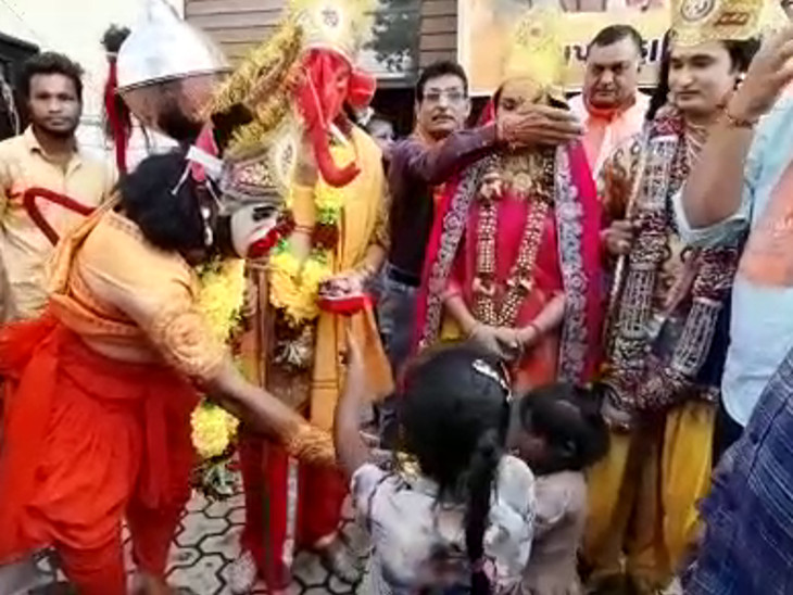 બાળકોને ચોકલેટ-ફટાકડાની ગિફ્ટ આપી.