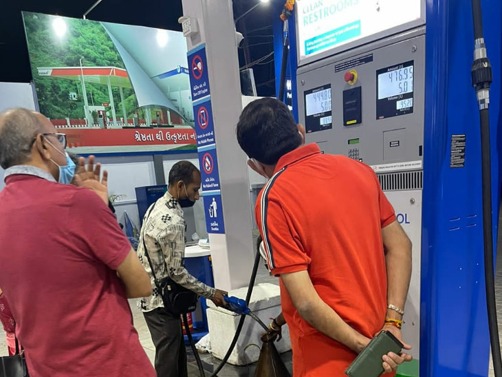 In Surat at petrol pumps, fraud with the Petrol Chemicals Minister Mukesh Patel was given less diesel. 
