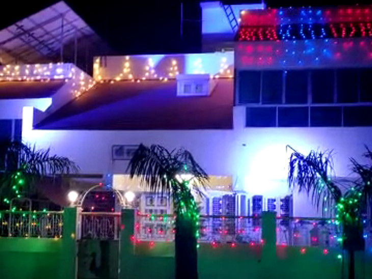 The houses in the village were also decorated with colorful lights.