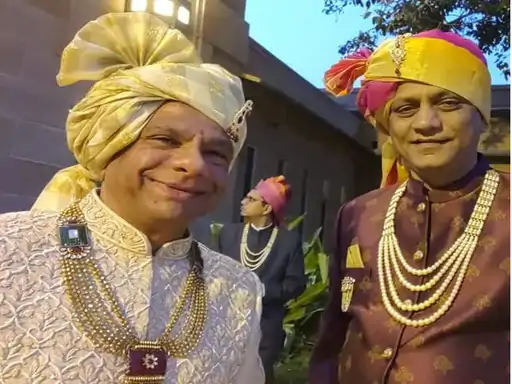 મિત્રો સાથે ઉદ્યોગપતિ મૌલેશ ઉકાણી.