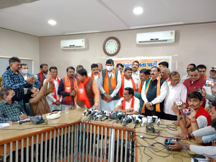 સર્કિટ હાઉસ ખાતે પ્રેસ-કોન્ફરન્સ યોજાઈ.