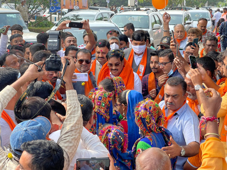 પાટીલનું એરપોર્ટ પર સ્વાગત.