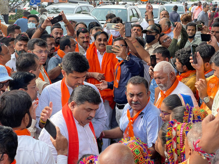 લોકોએ સીઆર પાટીલ સાથે સેલ્ફી લેવા પડાપડી કરી.