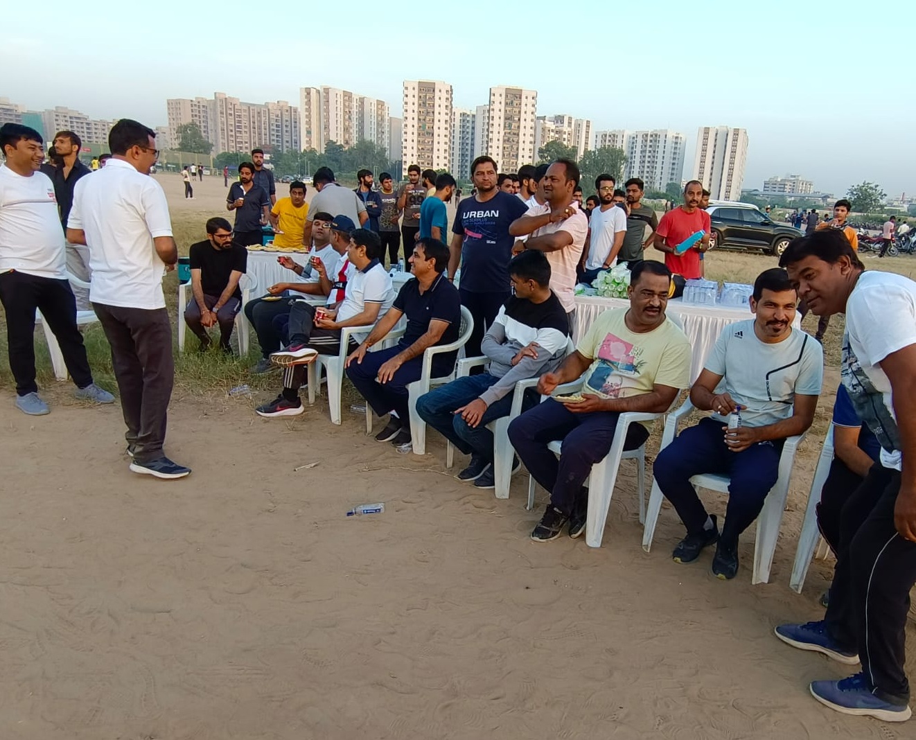 GMDC મેદાનમાં શારીરિક કસોટીની તૈયારી કરતા ઉમેદવારો તથા રબારી સમાજના આગેવાનો