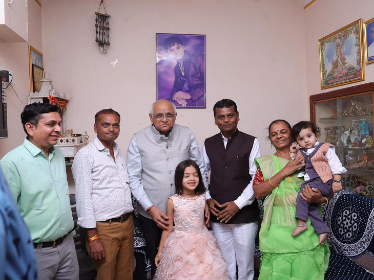 ઉદ્યોગપતિના પુત્રના લગ્નમાં આવેલા ભૂપેન્દ્ર પટેલે લાખા સાગઠિયાના ઘરે પહોંચ્યા હતા.
