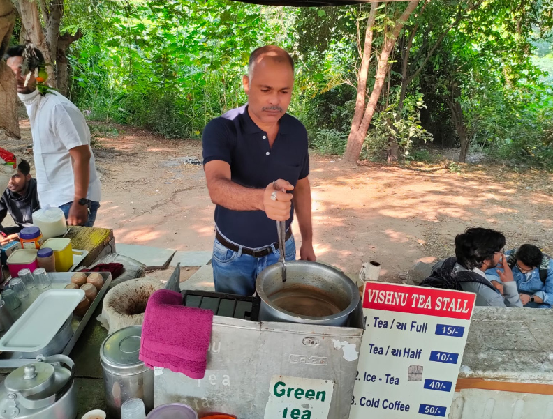 કમાટીબાગની સામે ફાઇન આર્ટ્સ ફેકલ્ટીની બાજુમાં ખાડામાં આવેલો વિષ્ણૂ ટી સ્ટોલ.