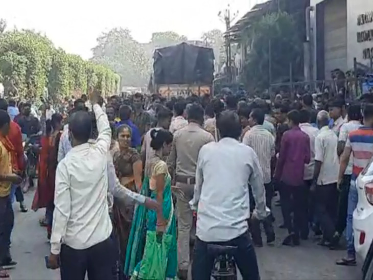 આગ લાગતાંની સાથે આસપાસનાં કારખાનાંમાં કામ કરતા કામદારોનાં ટોળાં પણ મોટી સંખ્યામાં ઊમટી પડ્યાં.