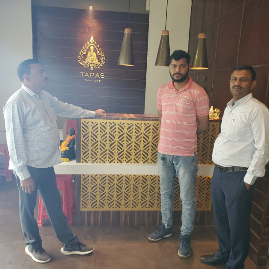 રવિવારે પોલીસ દ્વારા સ્પામાં ચેકિંગ કરવામાં આવ્યું હતું એ સમયની તસવીર.