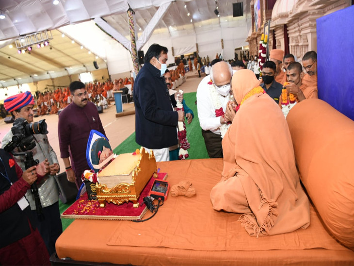 CM અને પાટીલે સંતોના આશીર્વાદ લીધા
