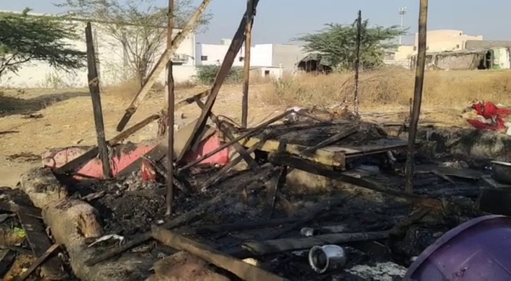 મોડી રાત્રે ઝૂંપડામાં વિકરાળ આગ લાગી હતી.