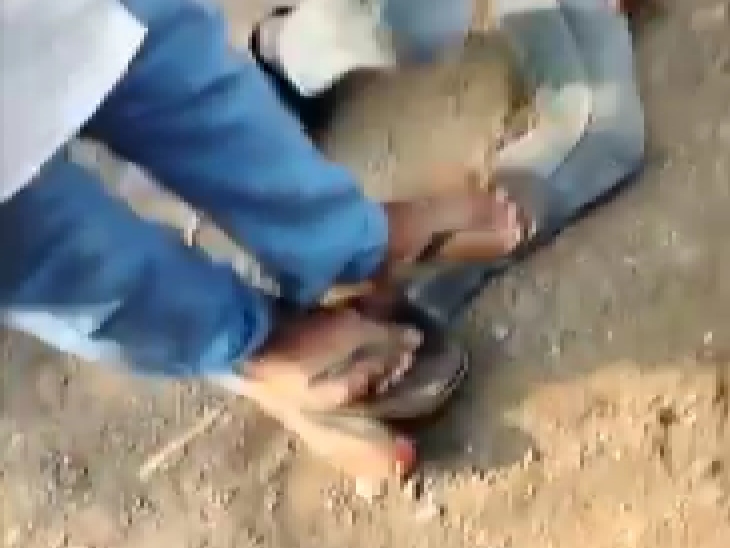 સગીરના પગ પર લોકો ઊભા રહ્યા.