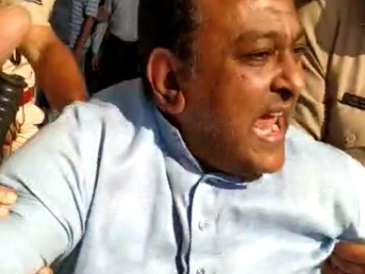 આપના કાર્યકરોએ નારેબાજી કરી હતી.