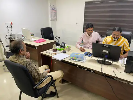 ઇન્ચાર્જ રજીસ્ટ્રારે પોલીસ સ્ટેશન પહોંચી ફરિયાદ નોંધાવી હતી