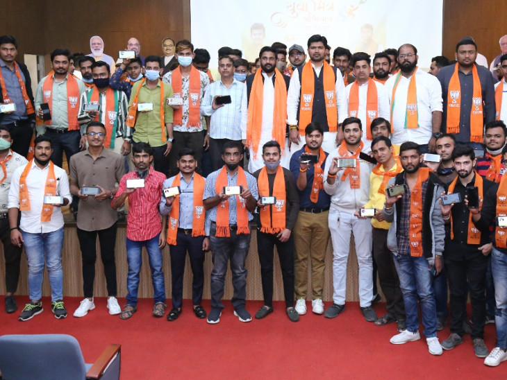 ભાજપના ઉધના કાર્યાલય પર તમામ માસ્ક વગર દેખાયા હતાં