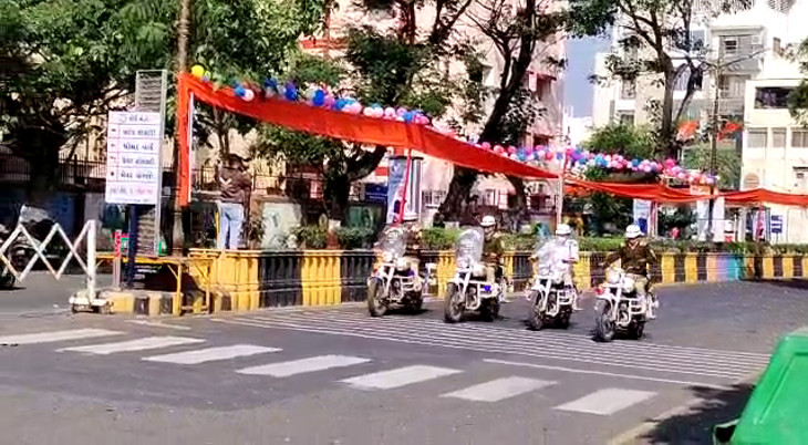 રેસકોર્સ રિંગ રોડ ફરતે ડિવાઇર પર ફુગ્ગા અને કેસરી કાપડનો શણગાર કરવામાં આવ્યો.