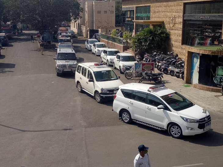 એરપોર્ટથી ધર્મેન્દ્ર કોલેજ સુધી મુખ્યમંત્રીનો રોડ શો યોજાશે, જેને લઈને રિહર્સલ કરાયું.