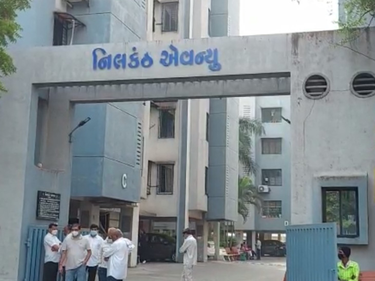 6 yr old boy death:ઉત્તરાયણ પહેલા જ બની જીવલેણ ઘટના, પતંગ ચગાવતું 6 વર્ષનું બાળક પાંચમા માળની અગાસી પરથી પટકાતા જીવ ગુમાવ્યો 1 બાળકના મોતને લઈને પરિવાર શોકમાં ગરકાવ થઈ ગયો હતો.