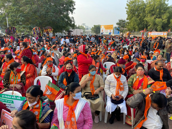 એરપોર્ટ પર ભાજપના કાર્યકરોનો મેળાવડો.