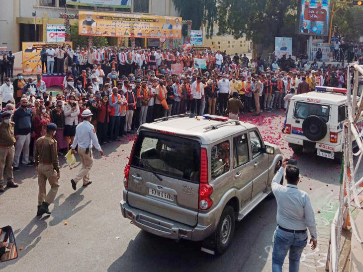 જિલ્લા પંચાયત ચોકે લોકોએ CM-CR પાટીલ પર ગુલાબની પાંદડીઓનો વરસાદ કર્યો.