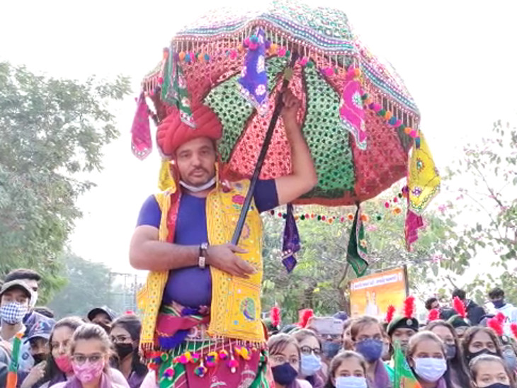 મુખ્યમંત્રીના સ્વાગત માટે ભાજપનો ભપકો.