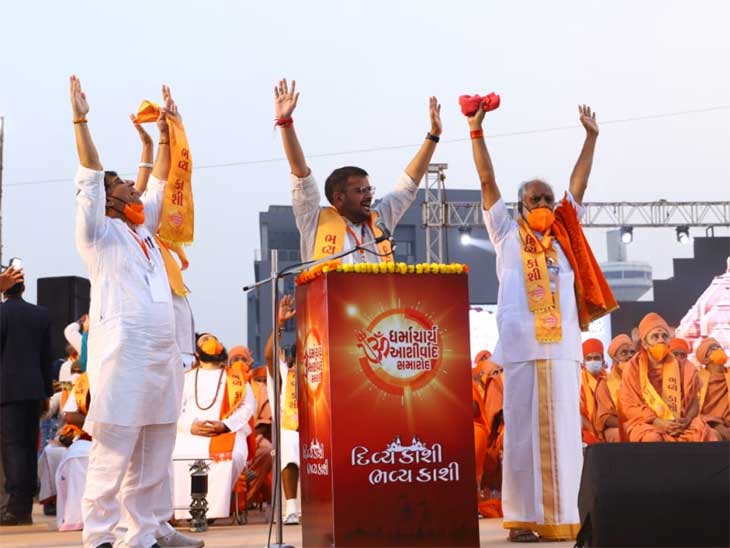 સંત સંમેલનમાં માસ્ક વિના હાજર રહેલા ઋત્વિજ પટેલ(વચ્ચે)
