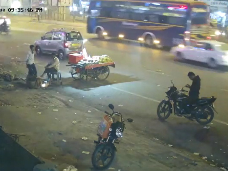 દુર્ઘટના અગાઉ રસ્તા પરથી પસાર થતી બસ CCTVમાં કેદ થઈ હતી