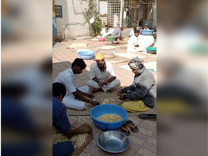 આ કામ કરતા કેદીઓમાં આંતરિક વિકાસ થાય છે, માનવતા જાગે છે.