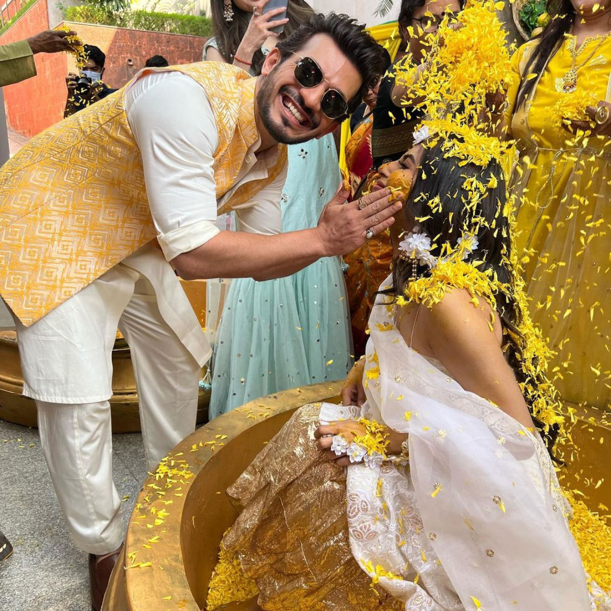 Mauni roy wedding photo: અભિનેત્રી મૌની રોય અને સૂરજ નામ્બિયારે ગોવામાં મલયાલી રીતિ-રિવાજથી લગ્ન કર્યાં, જુઓ ફોટોઝ 3 aatb6wq 1643267722
