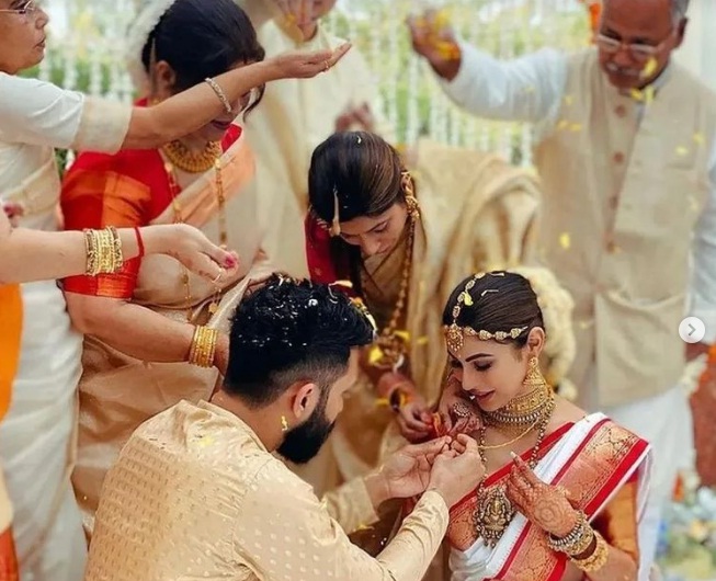 Mauni roy wedding photo: અભિનેત્રી મૌની રોય અને સૂરજ નામ્બિયારે ગોવામાં મલયાલી રીતિ-રિવાજથી લગ્ન કર્યાં, જુઓ ફોટોઝ 4 untitled 2 1643267505
