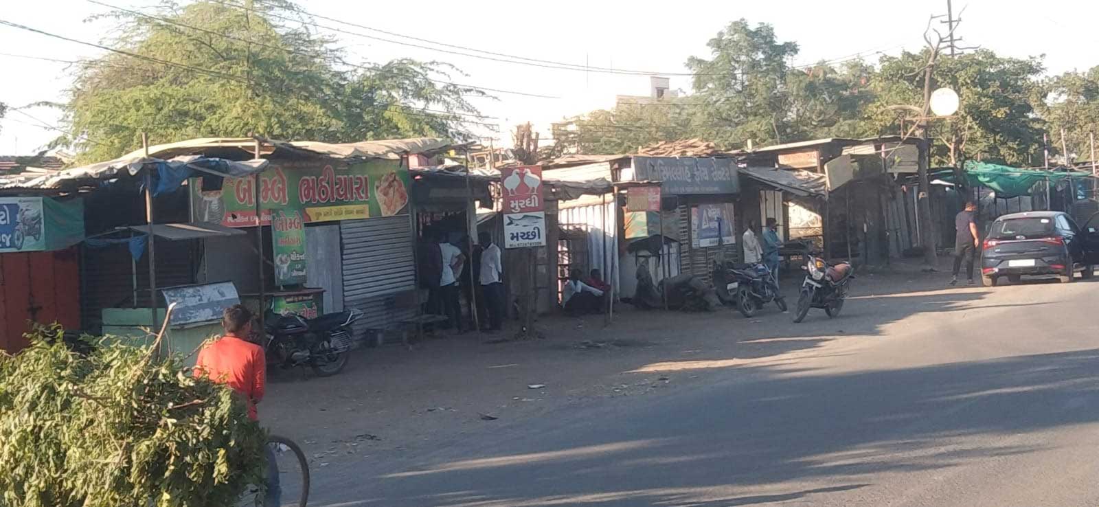 ધંધૂકામાં પ્રવેશતા જ આવેલી દુકાનો બંધ જોવા મળી