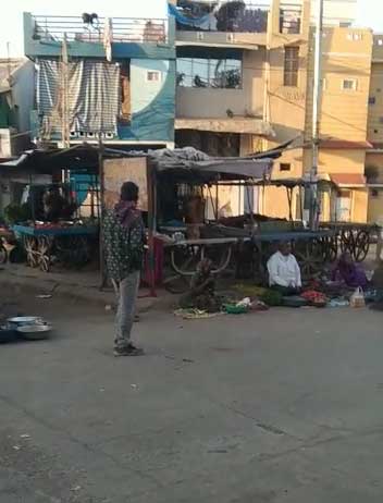 ધંધુકાની શાક માર્કેટમાં થોડા લોકો જોવા મળતા હતા